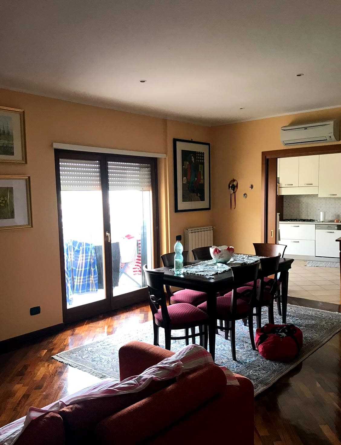 Soggiorno con area pranzo e accesso alla cucina