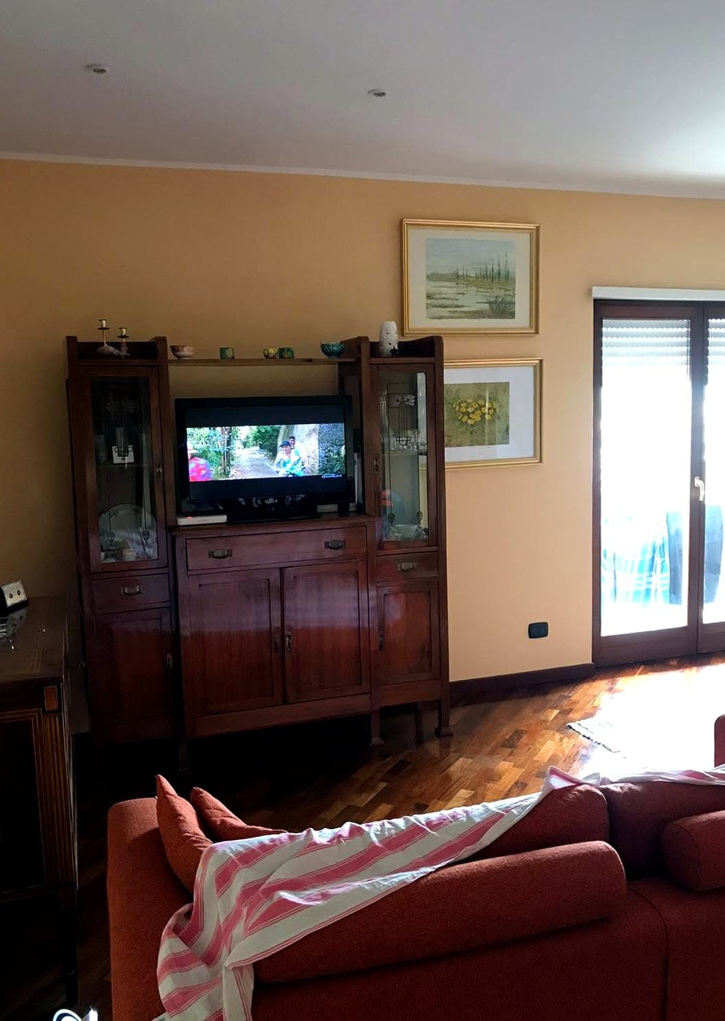 Soggiorno con divano e mobile TV